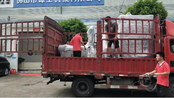 谭工发货篇：河南食品酱料客户订购的灌装设备装车发往郑州